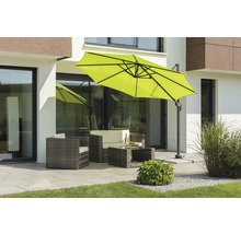Terras met tuinmeubelen en parasol voor een huis
