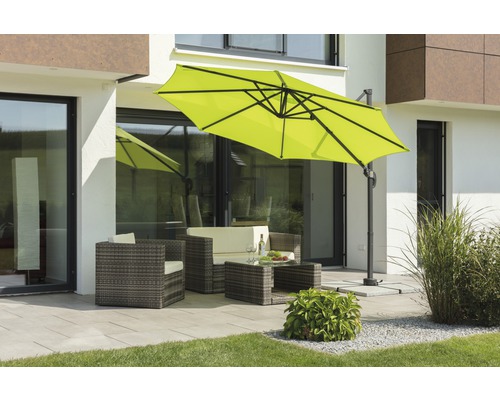 Terras met tuinmeubelen en parasol voor een huis