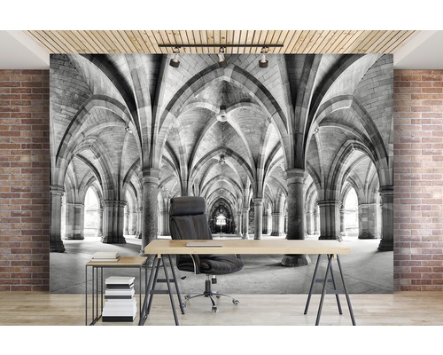 Fotobehang met een gang van stenen bogen in zwart-wit achter een bureau