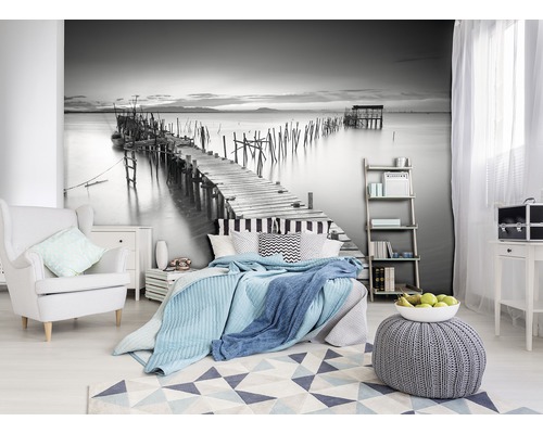 Slaapkamer met fotobehang met een steiger in de zee