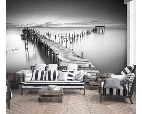 Woonkamer met fotobehang dat een houten steiger aan het meer toont