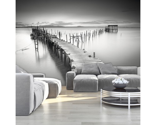 Woonkamer met fotobehang van een houten steiger in het meer