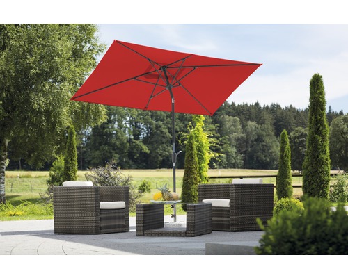 Tuinmeubelset met twee fauteuils, een tafel en een parasol