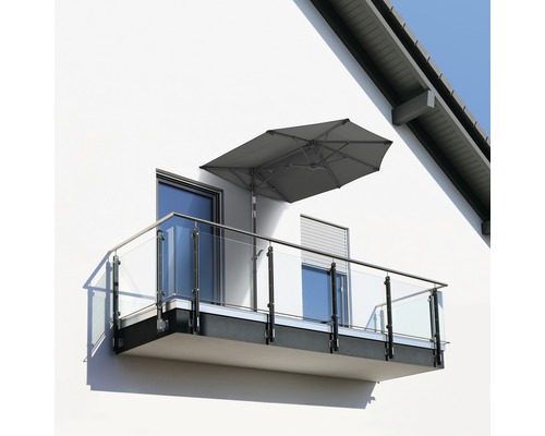 Balkon met glazen balustrade en een parasol