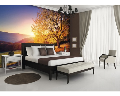 Slaapkamer met bed, nachtkastjes en fotobehang met boom in zonlicht