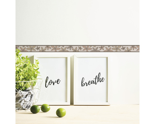 Wandborder met bloemmotief in interieur