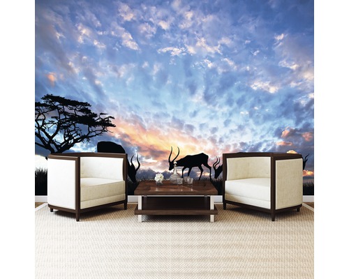 Scène met twee fauteuils en een salontafel voor een muurschildering met een savanne thema