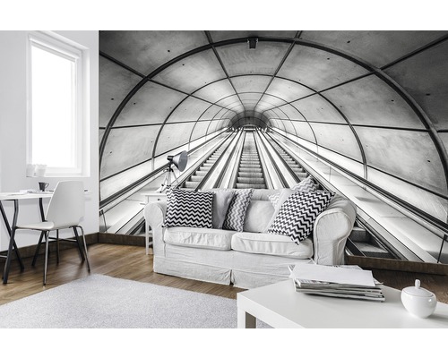 Woonkamer met fotobehang van een roltrap in zwart-wit