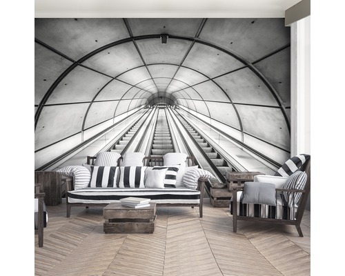 Woonkamer met fotobehang van een roltrap in een tunnel.