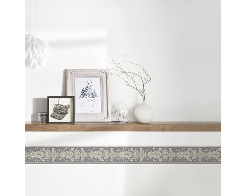 Wandbord met bloemmotief op een witte muur