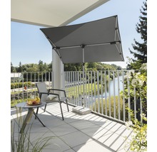 Balkon met een parasol, stoel en tafel met fruit