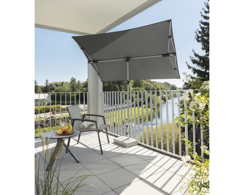 Balkon met een parasol, stoel en tafel met fruit