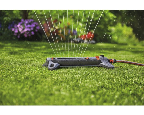 Tuinsproeier besproeit een gazon