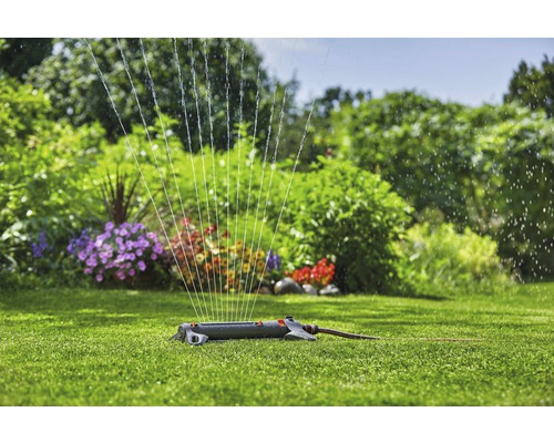 Sproeier in gebruik op een groen gazon