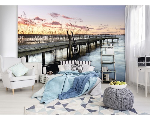 Slaapkamer met fotobehang met een steiger over een meer bij zonsondergang