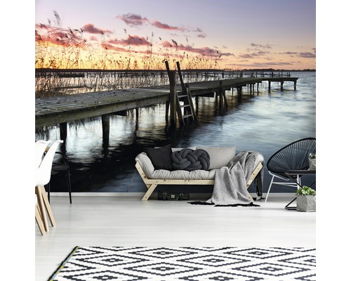 Wandafbeelding met een steiger op een meer bij zonsondergang in een lichte kamer