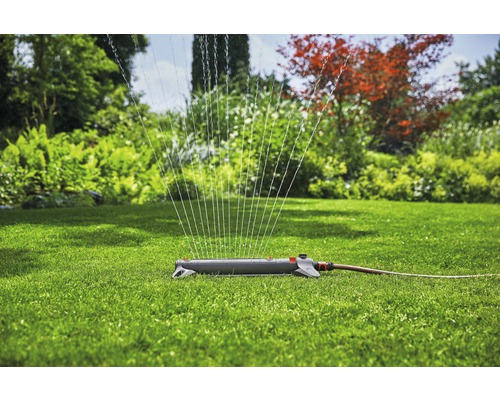 Sproeier in gebruik op een groen gazon