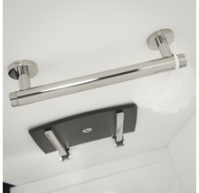 Douchezitje met handgreep in de badkamer.