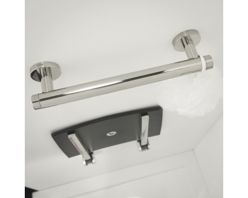 Douchezitje met handgreep in de badkamer.