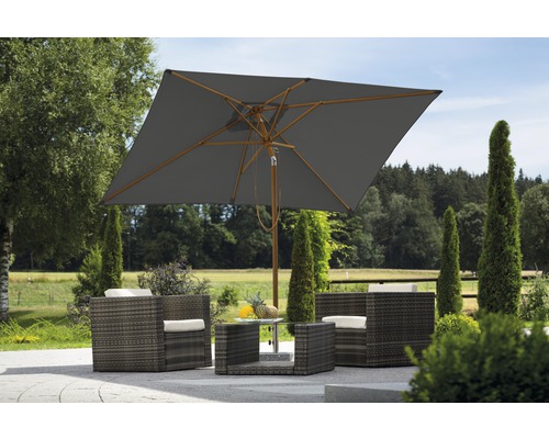 Vierkante parasol boven zitgroep in de tuin