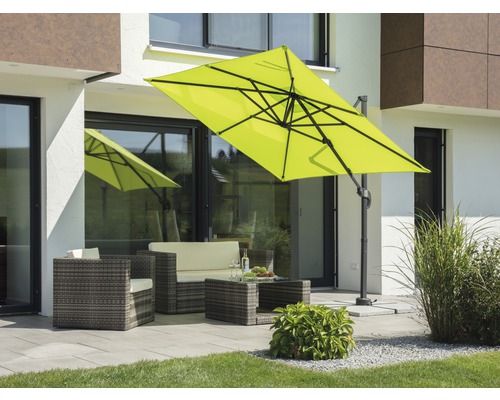 Tuinscene met zweefparasol, zitgroep en tafel op een terras