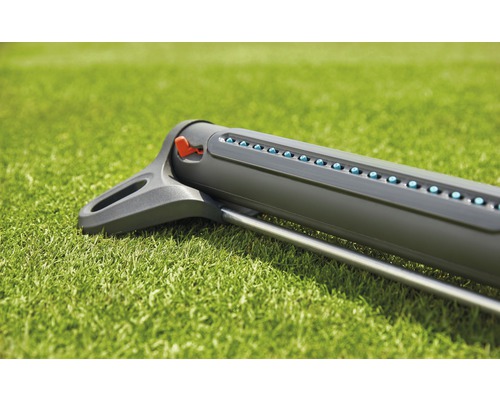 Rechthoekige gazonsproeier op een gazon