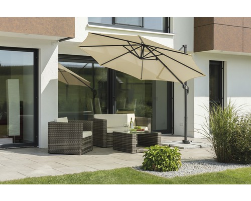 Tuinscene met zweefparasol, rotan zithoek en eettafel op een terras
