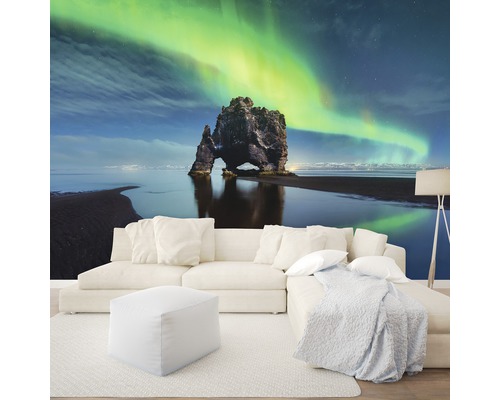 Woonkamer met fotobehang van een rots in de zee onder noorderlicht