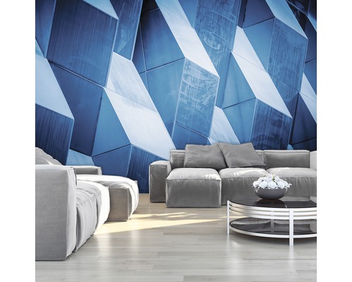 Woonkamer met blauw 3D kubus behangpatroon en grijze bankset