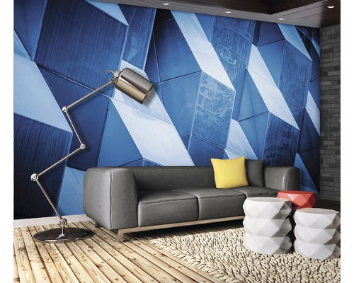 Woonkamer met bank, vloerlamp en fotobehang met geometrisch design