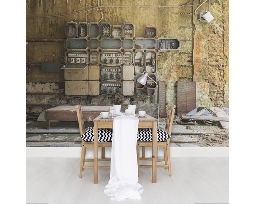 Fotobehang met een gedecoreerde tafel voor een oud schakelpaneel