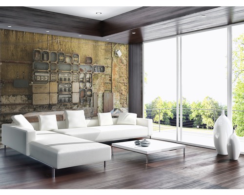 Lichte woonkamer met designbank, salontafel en fotobehang met schakelbordmotief.