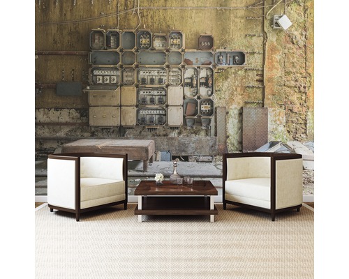 Woonkamerscène met twee fauteuils en een salontafel voor een wandbehang met schakelbordmotief