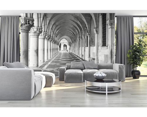 Woonkamer met fotobehang van een zuilengalerij
