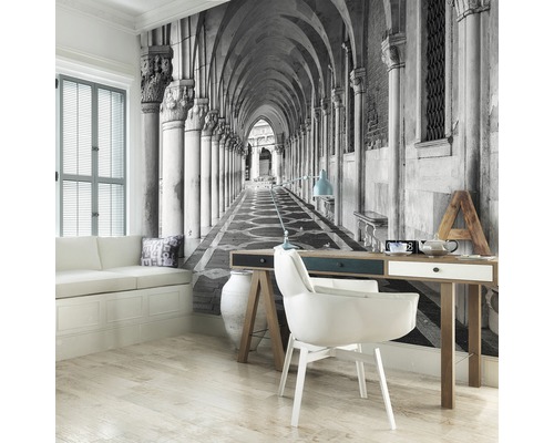 Woonkamer met fotobehang van een zuilengalerij