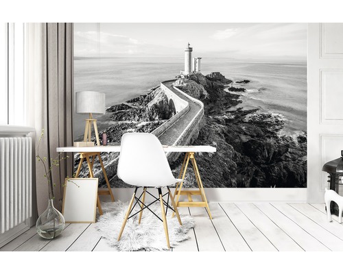 Fotobehang met vuurtoren en kustlandschap in een moderne werkkamer.