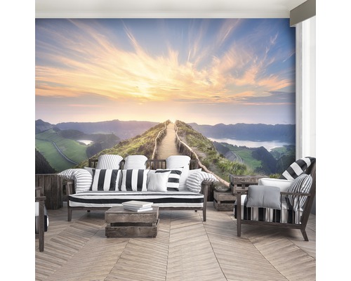 Woonkamer met fotobehang van een landschap met pad en meer