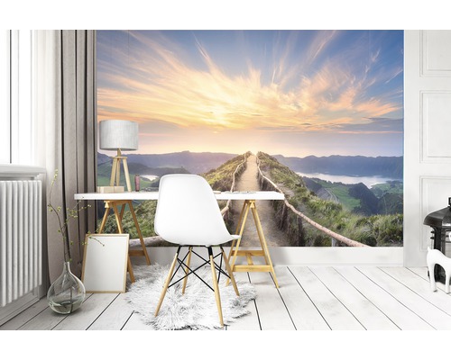 Decoratieve kamer met fotobehang met een pad met uitzicht op een meer.