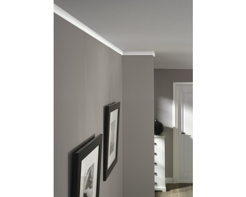 Verlicht wand-plafondelement met fotolijsten in een interieur