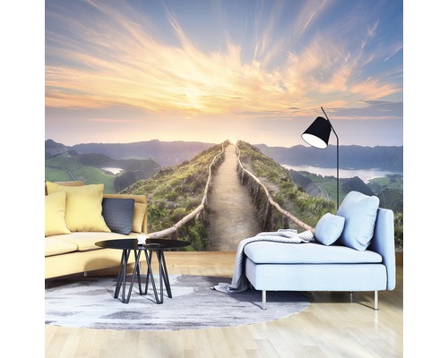 Woonkamer met fotobehang dat een pad in de bergen bij zonsopgang laat zien