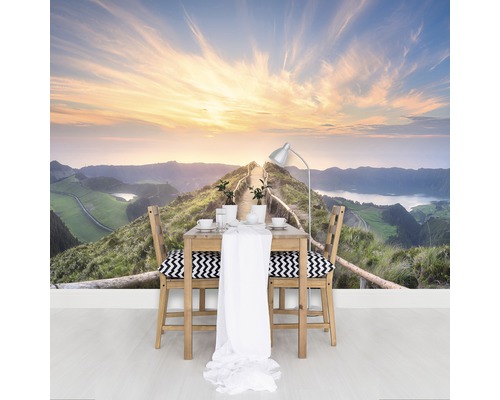 Fotobehang met landschapsmotief, toont een idyllische scène met tafel en stoelen