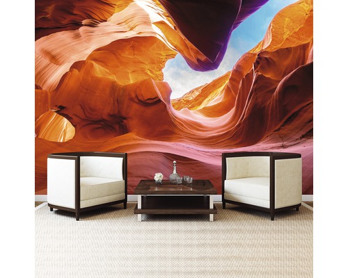 Woonkamer met fotobehang van canyonlandschap, twee fauteuils en een tafel