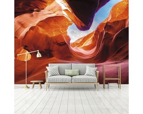 Woonkamer met een fotobehang van een rotsformatie, een bank, een vloerlamp en een plank.