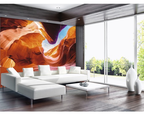 Lichte woonkamer met rotswandbehang, bank en groot raam