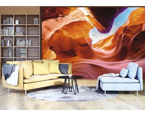 Woonkamer met fotobehang, bank en salontafel