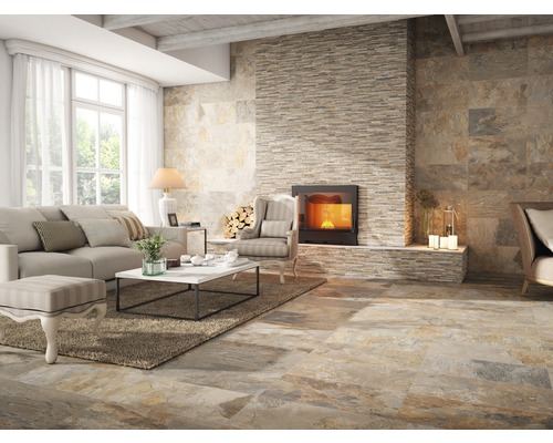 Woonkamer met tegelvloer, open haard en zithoek