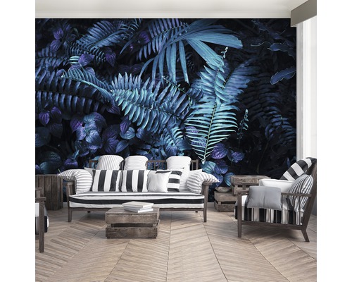 Woonkamer met fotobehang met plantenmotieven, bank en fauteuil