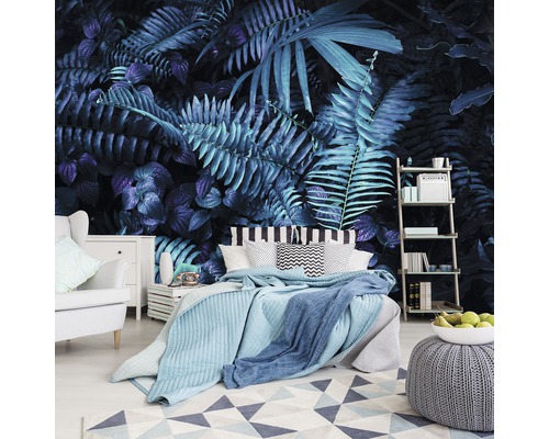 Slaapkamer met junglebehang, bed en meubels in blauw kleurenschema.