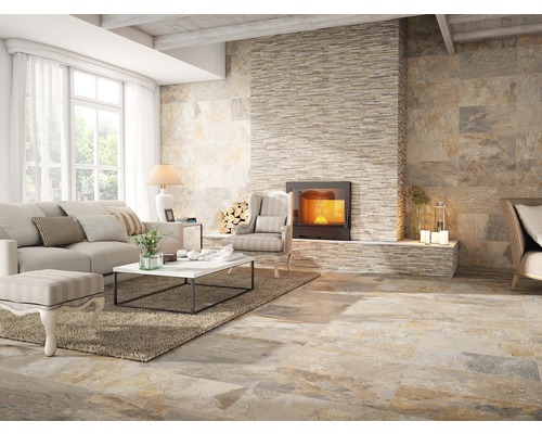 Woonkamer met tegelvloer, open haard en zithoek