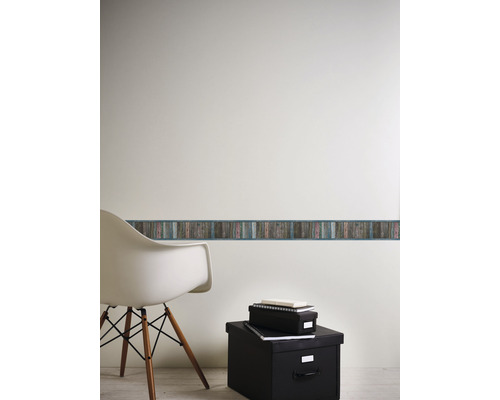 Wandborder met houtlook in kamer met stoel en opbergdozen